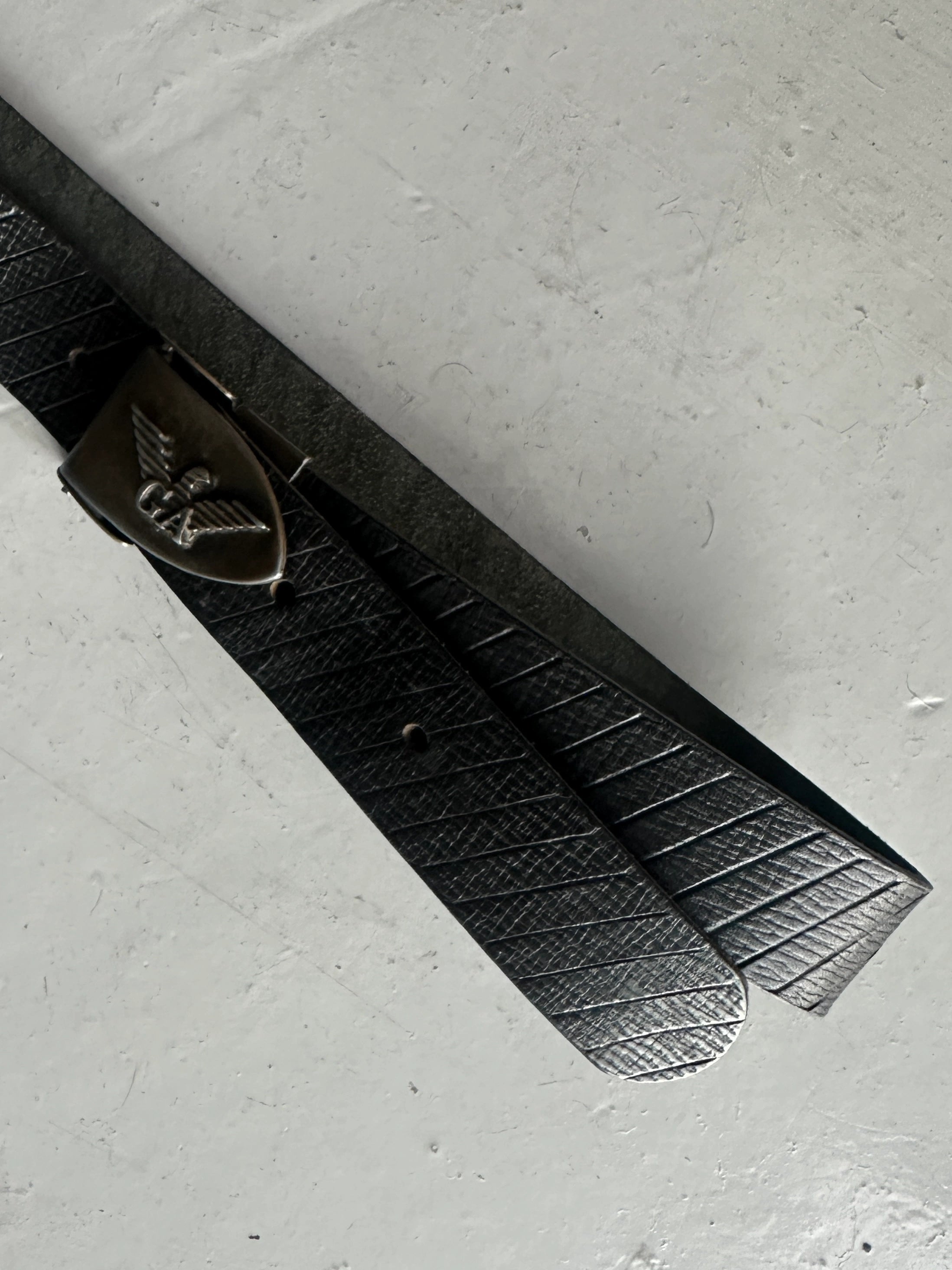 GIORGIO ARMANI  - 1980s EMBOSSED LEATHER BELT WITH BRASS BUCKLE