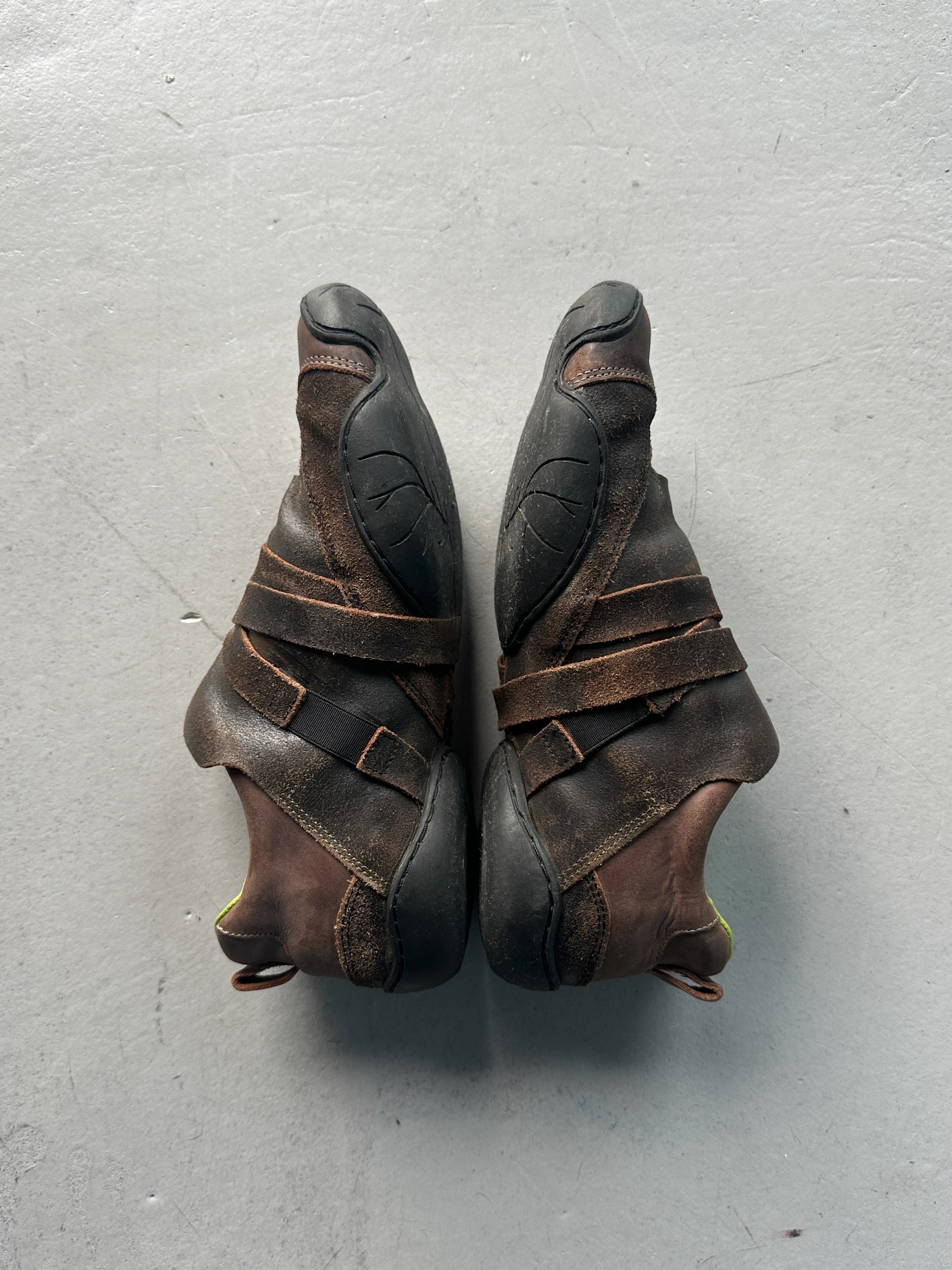 MARITHÉ + FRANÇOIS GIRBAUD - early 2000s ROUND TOE BONDAGE LEATHER SNEAKERS