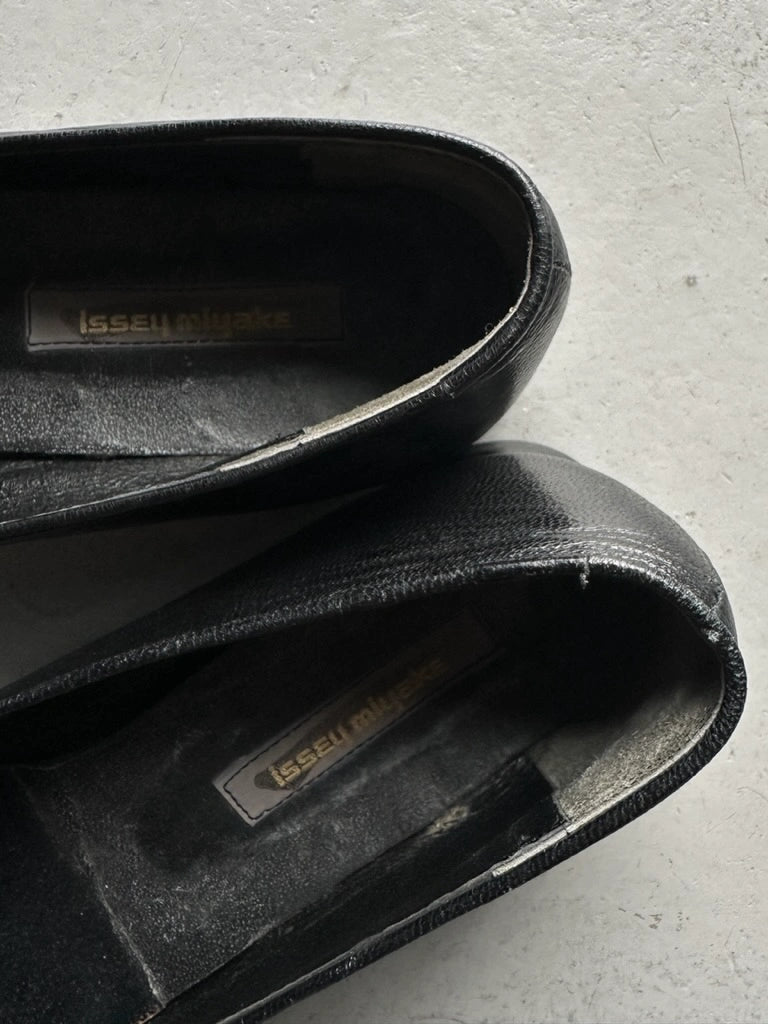 ISSEY MIYAKE - 1980s SCULPTURAL SQUARE TOE LOAFERS