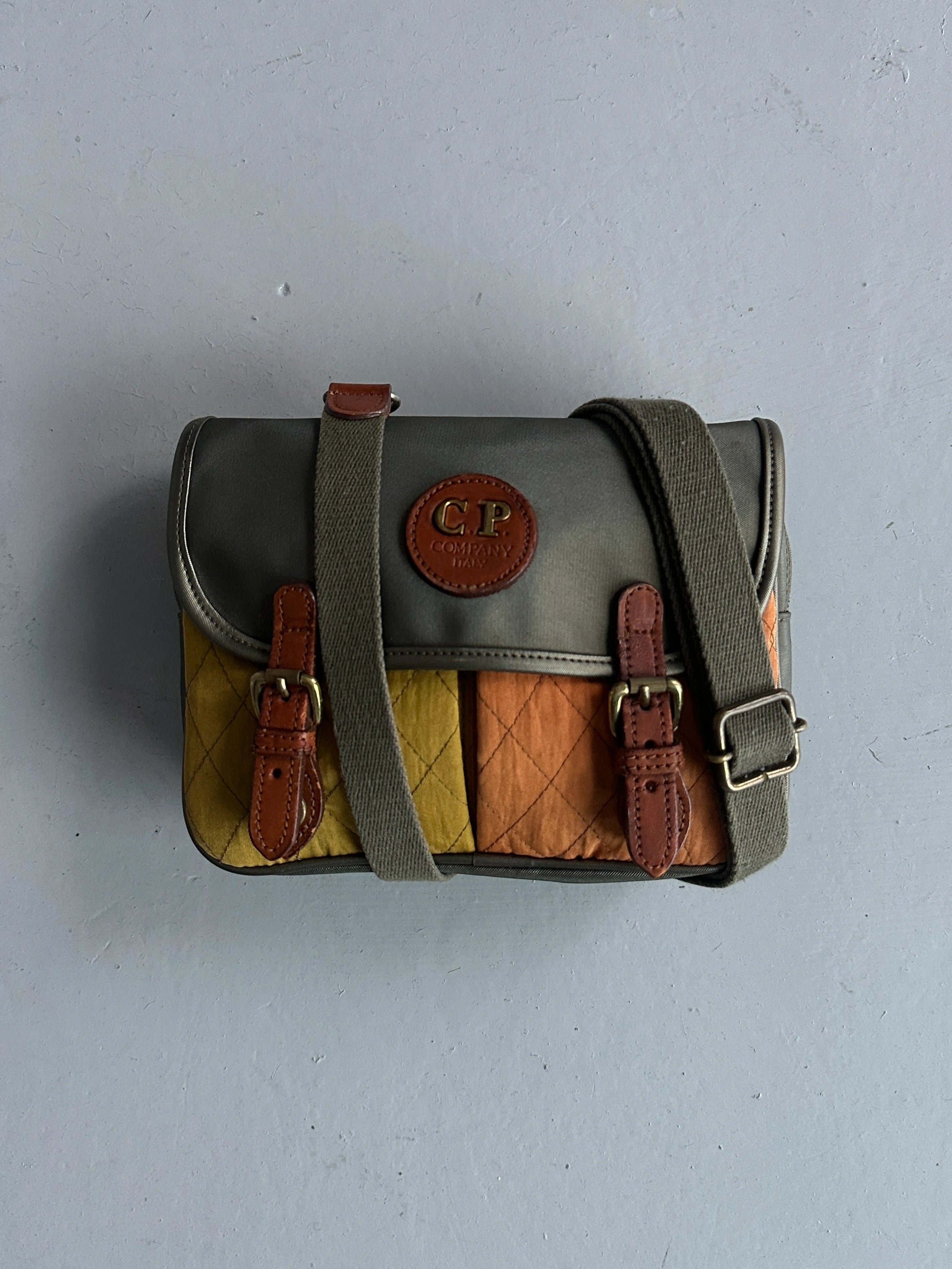 C.P. COMPANY - 1980s MESSENGER BAG WITH CONTRASTING QUILTED FRONT POCKETS