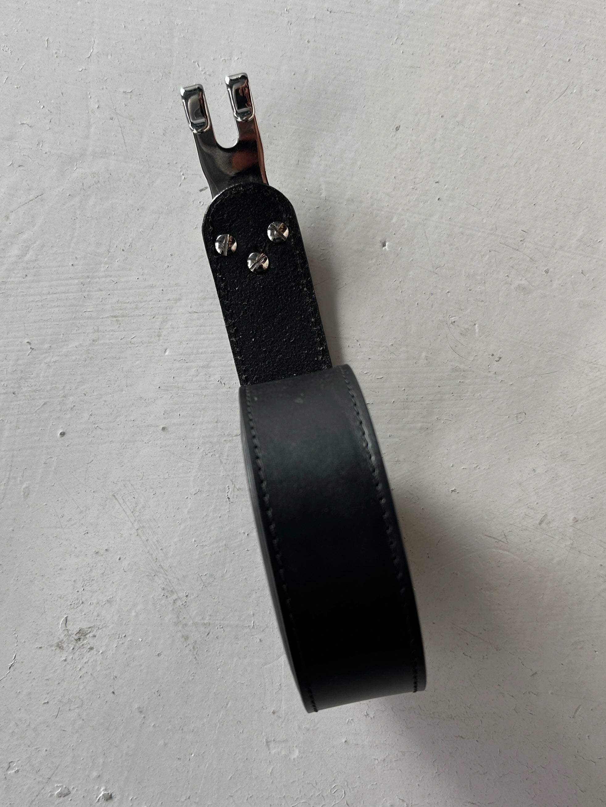 GIANFRANCO FERRÉ - early 2000s LEATHER BELT WITH HOOK BUCKLE DETAIL