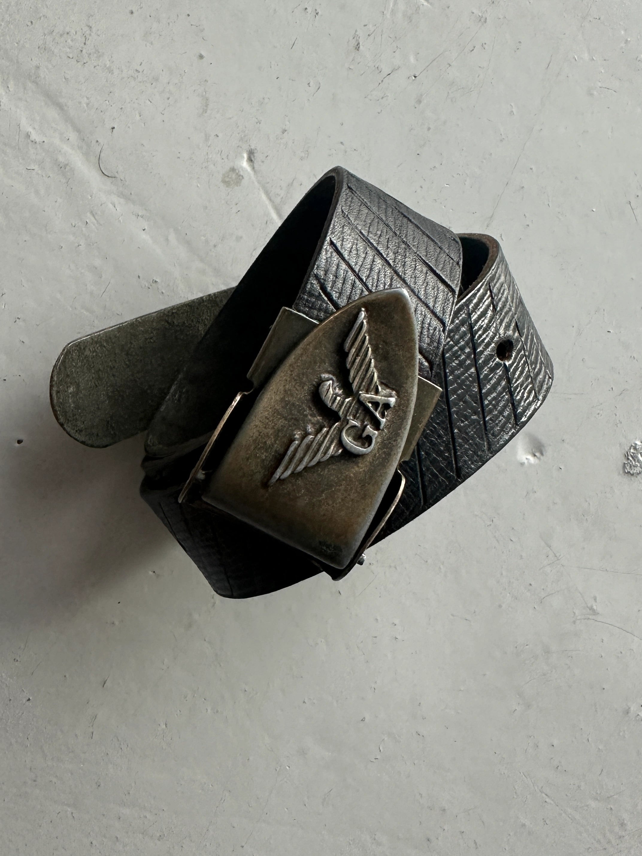 GIORGIO ARMANI  - 1980s EMBOSSED LEATHER BELT WITH BRASS BUCKLE