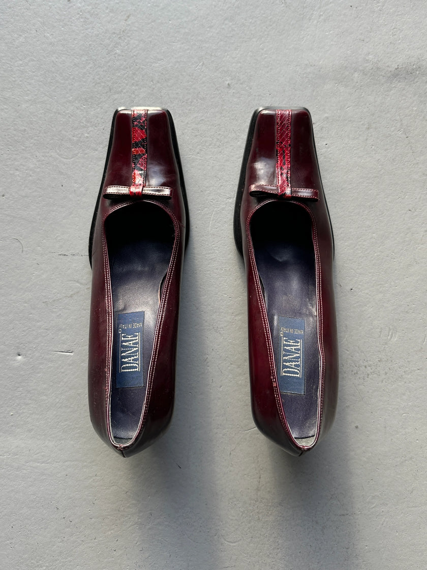 ITALIAN LABEL 1990s SQUARE TOE LEATHER PUMPS