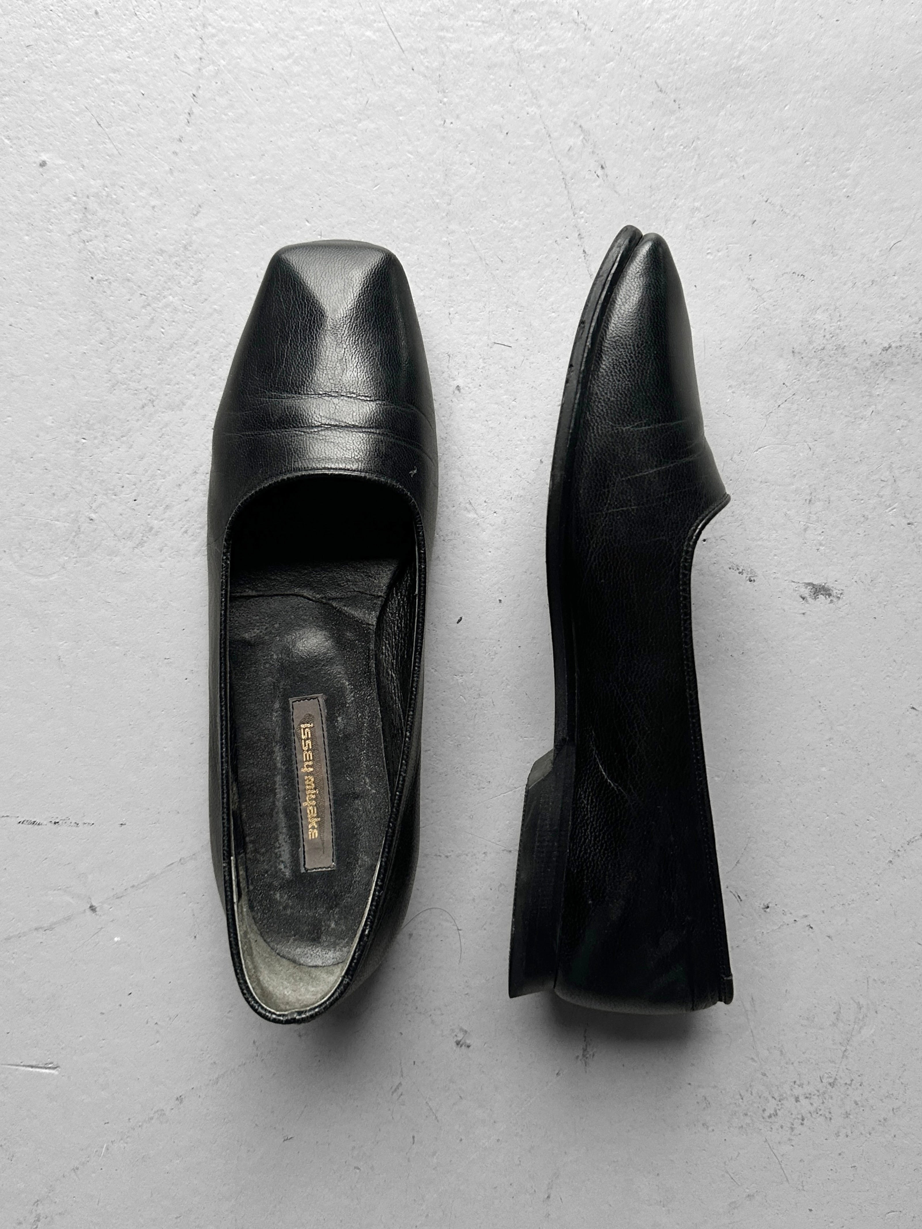 ISSEY MIYAKE - 1980s SCULPTURAL SQUARE TOE LOAFERS