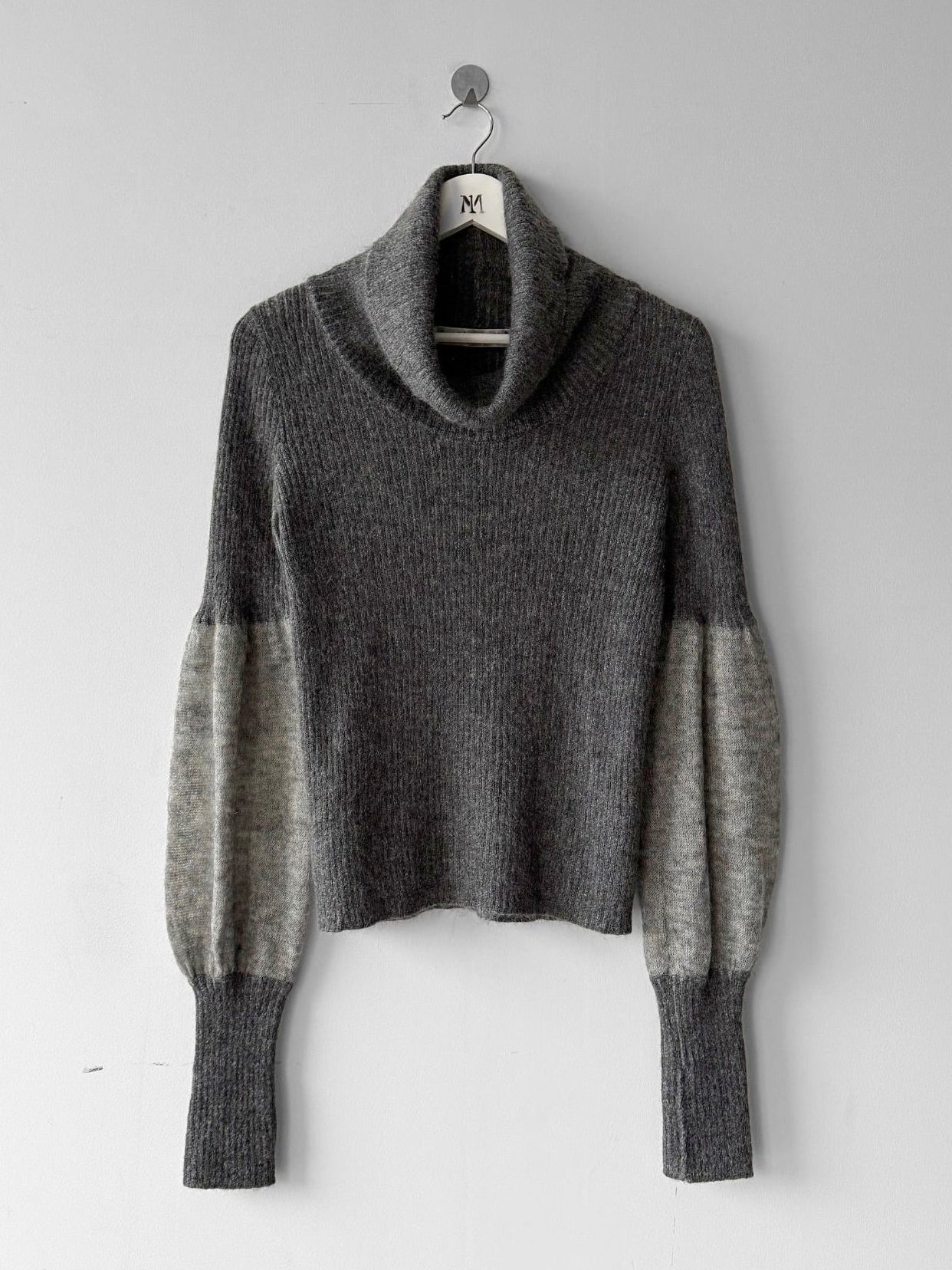 ITALIAN LABEL - early 2000s ELONGATED SLEEVE TURTLE NECK KNIT TOP