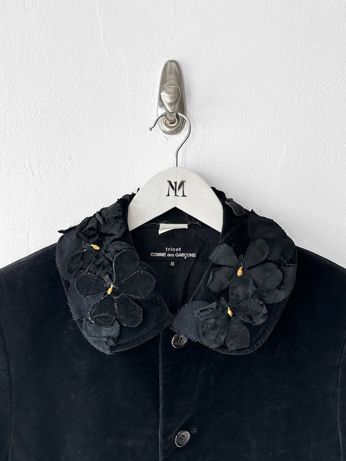 COMME DES GARÇONS - 1990s VELVET BLAZER WITH FLORAL APPLIQUÉ COLLAR