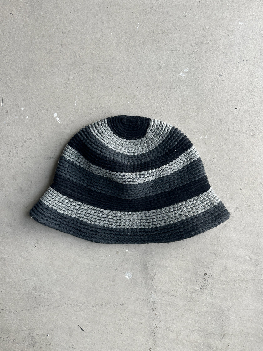 EMPORIO ARMANI - 1980s KNITTED BUCKET HAT