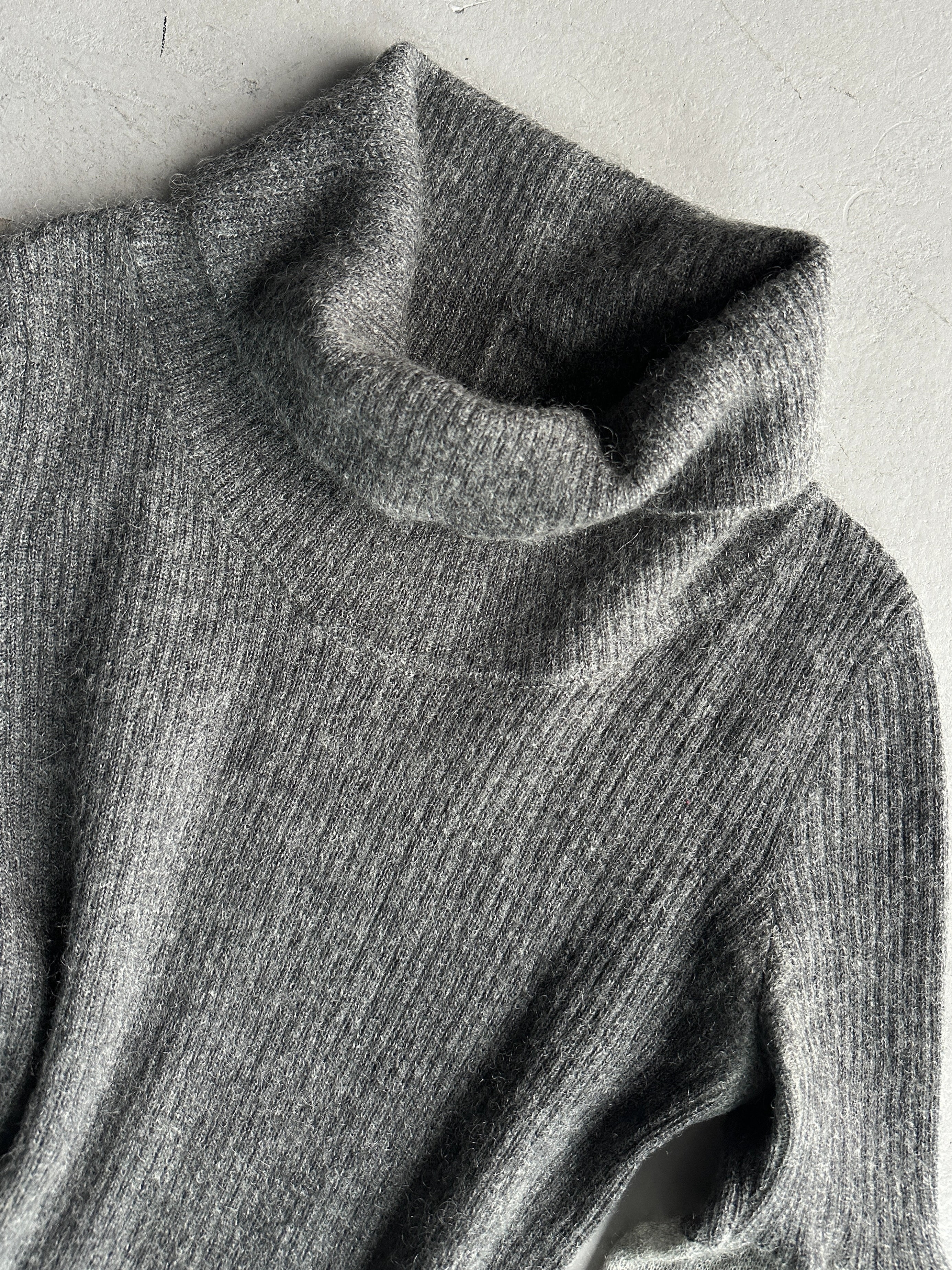 ITALIAN LABEL - early 2000s ELONGATED SLEEVE TURTLE NECK KNIT TOP