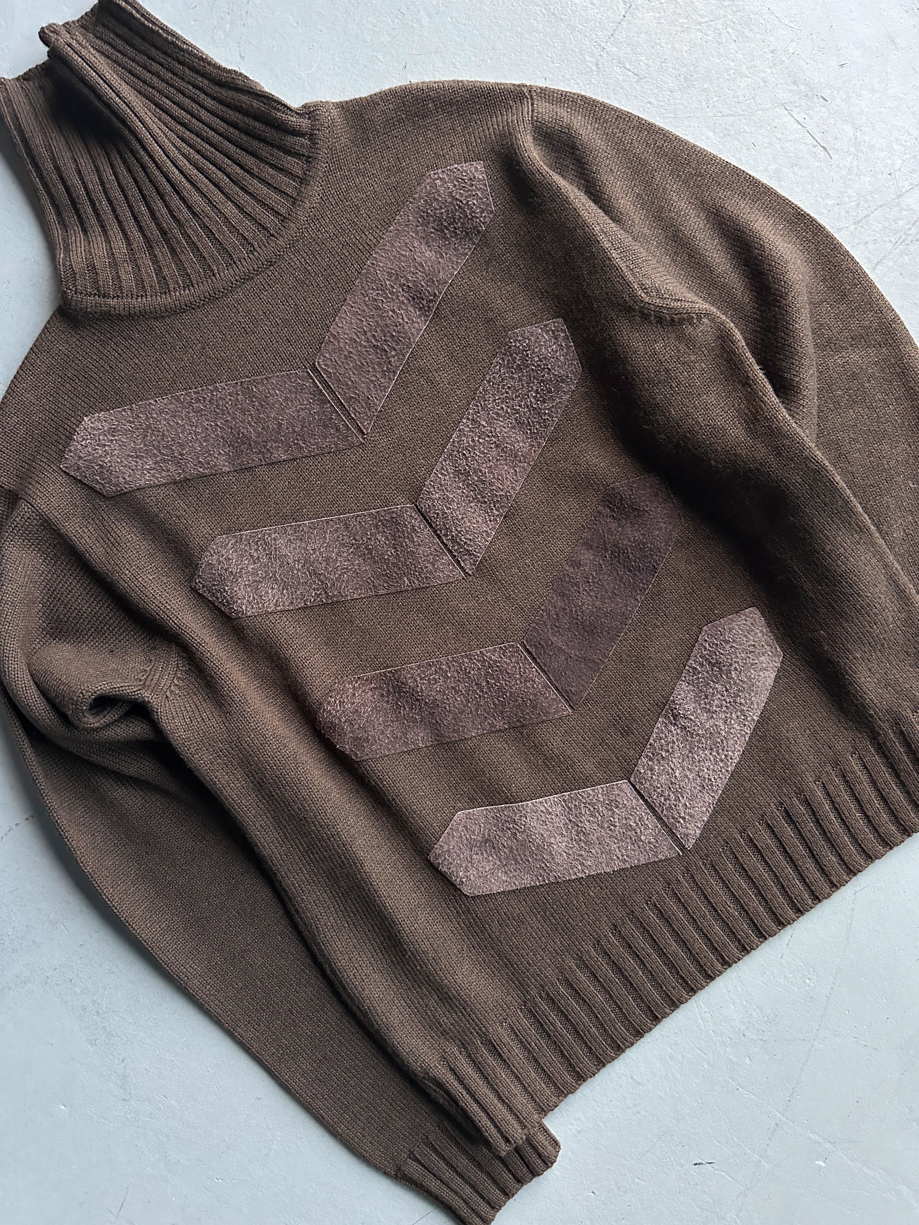 VERSACE - 2000s KNIT TURTLENECK TOP WITH CHEVRON BRUSHED LEATHER APPLIQUÉS