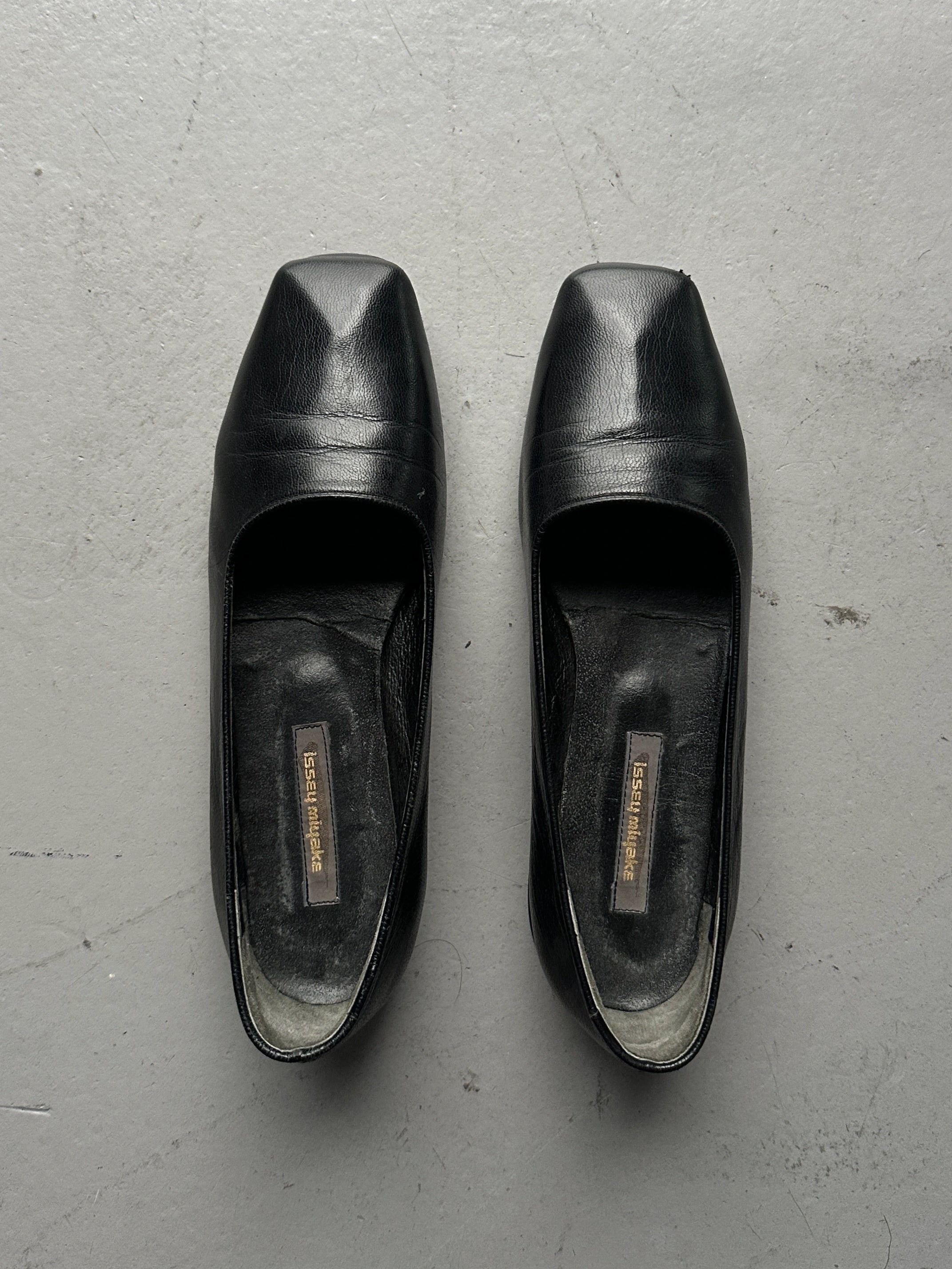 ISSEY MIYAKE - 1980s SCULPTURAL SQUARE TOE LOAFERS