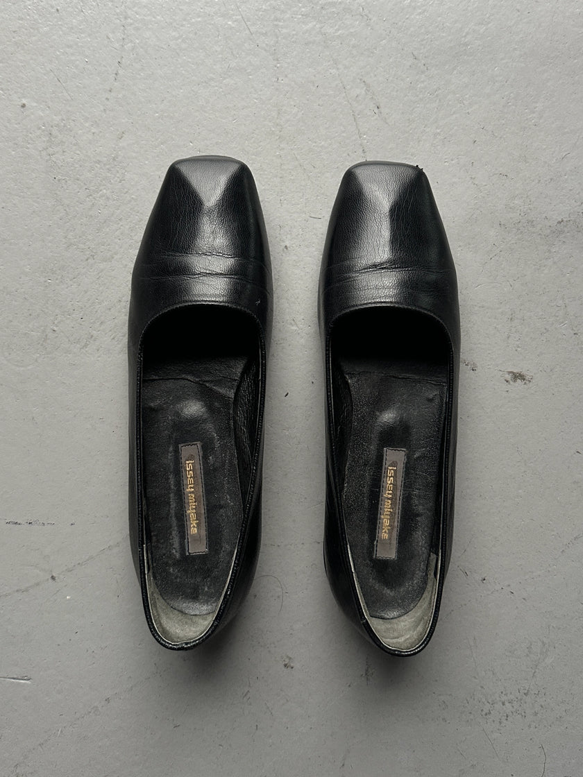 ISSEY MIYAKE - 1980s SCULPTURAL SQUARE TOE LOAFERS