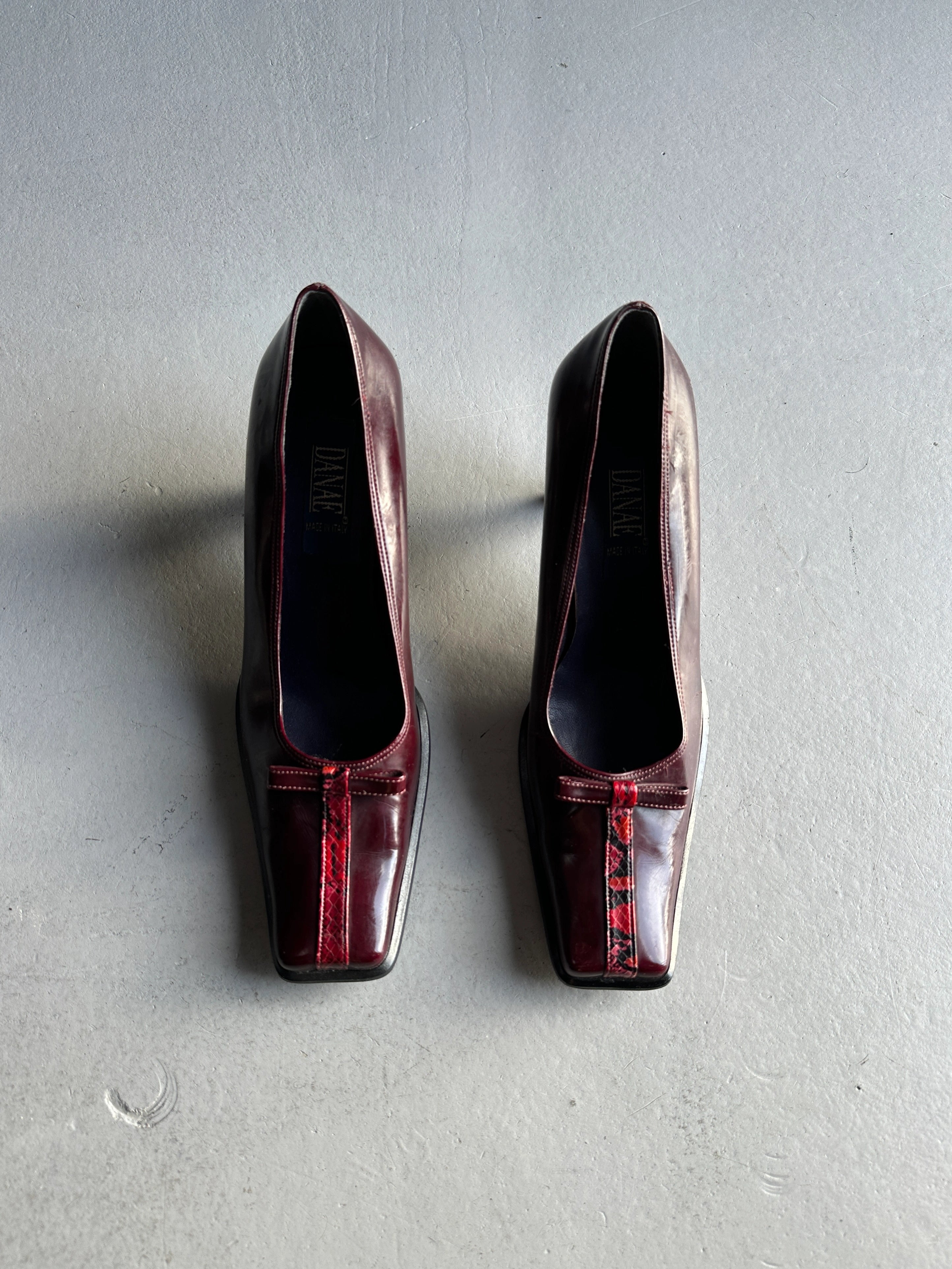 ITALIAN LABEL 1990s SQUARE TOE LEATHER PUMPS