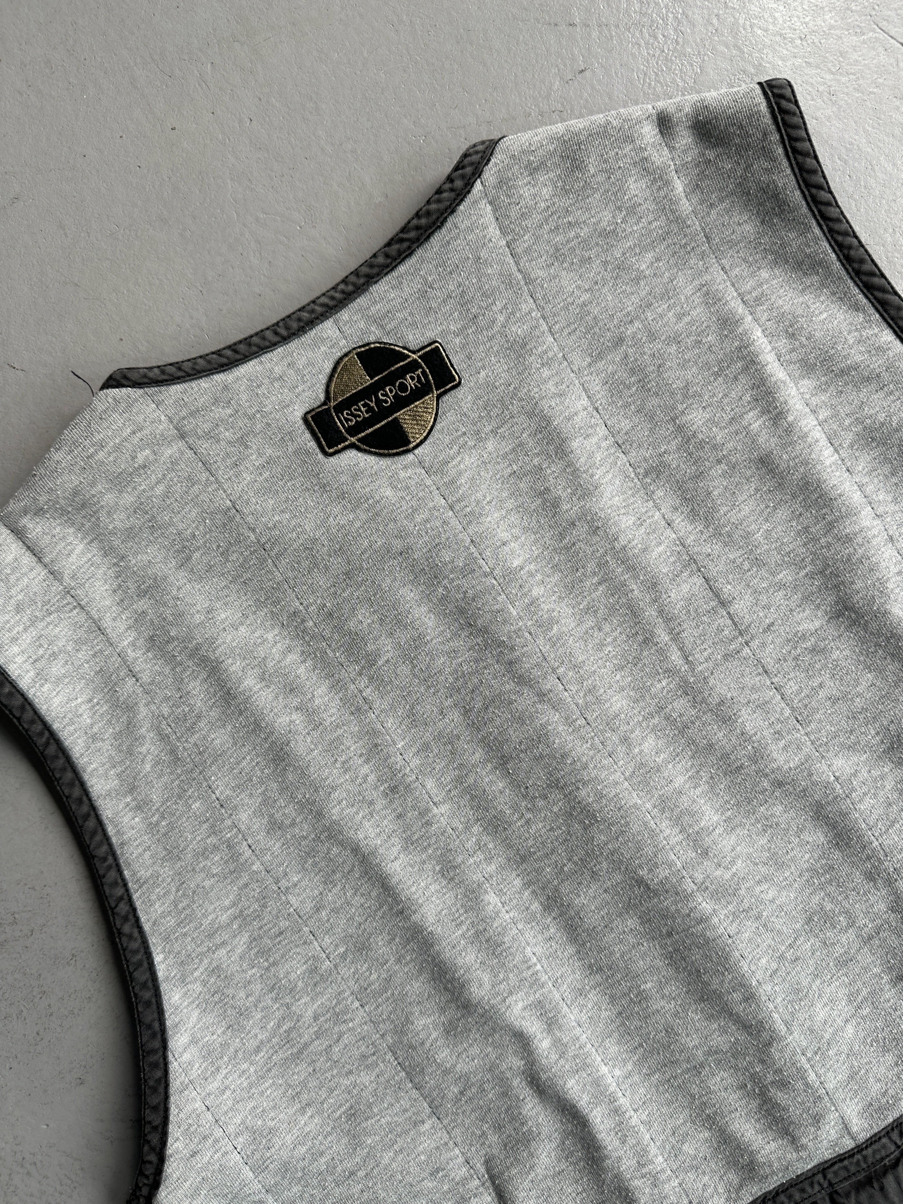 ISSEY MIYAKE - 1990s REVERSIBLE PARACHUTE VEST WITH OVERSIZED POCKETS