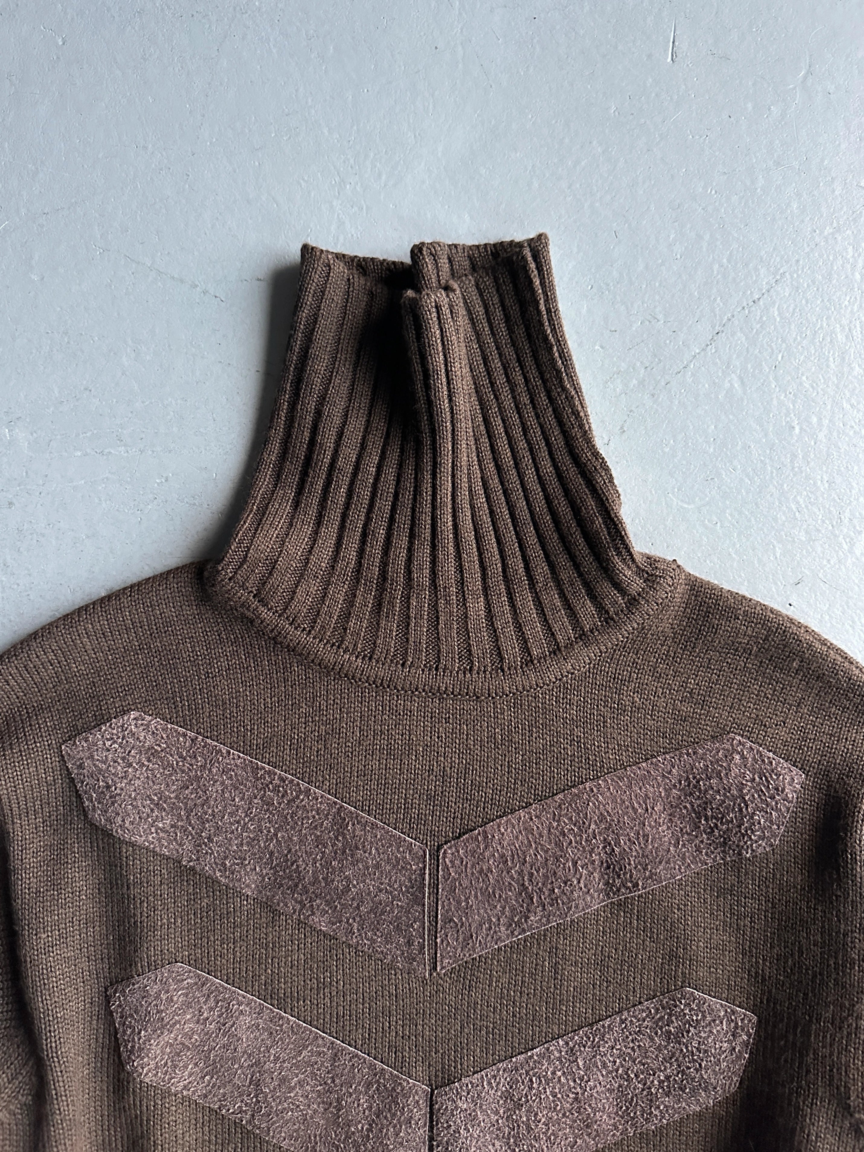 VERSACE - 2000s KNIT TURTLENECK TOP WITH CHEVRON BRUSHED LEATHER APPLIQUÉS