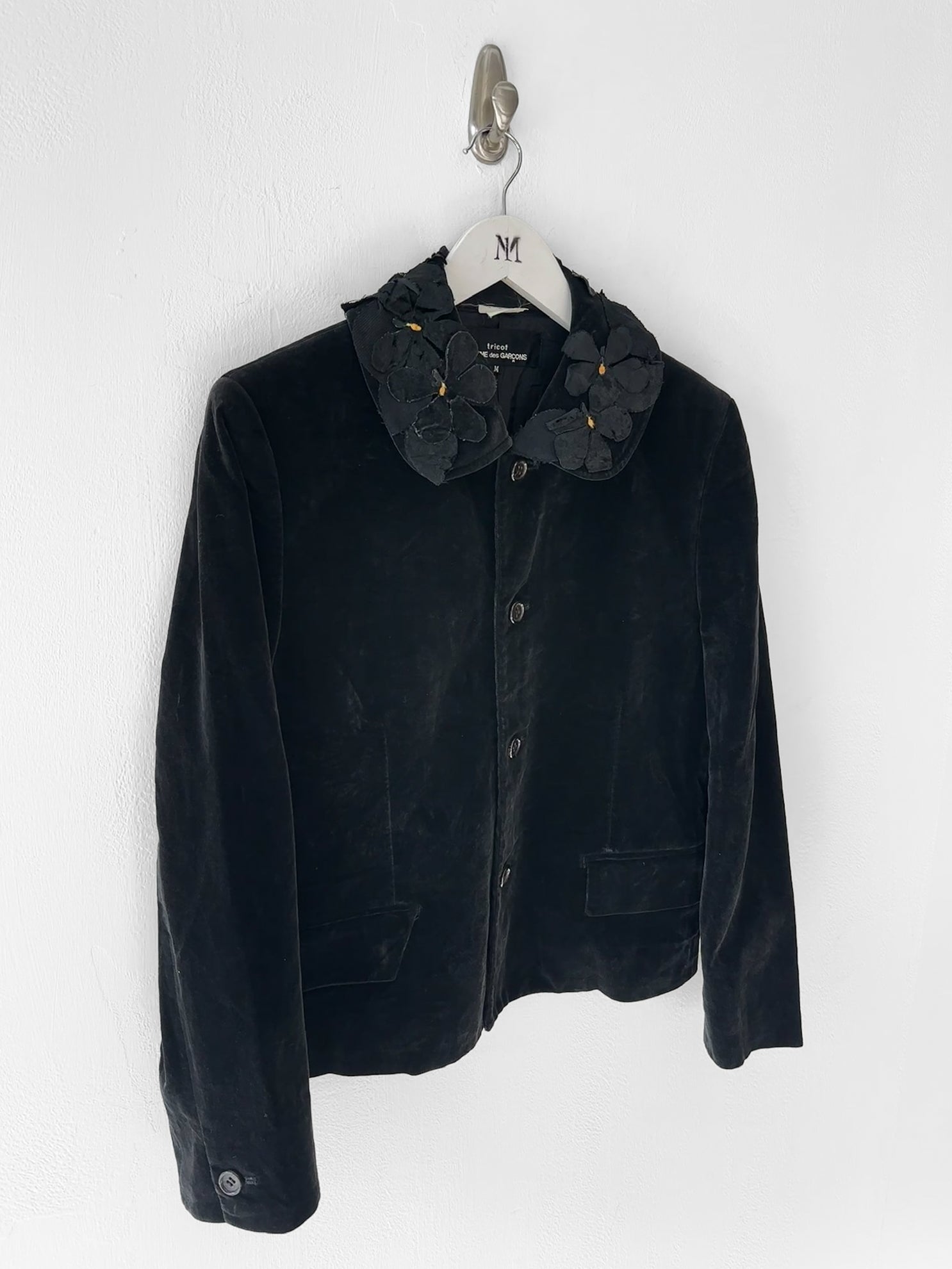 COMME DES GARÇONS - 1990s VELVET BLAZER WITH FLORAL APPLIQUÉ COLLAR