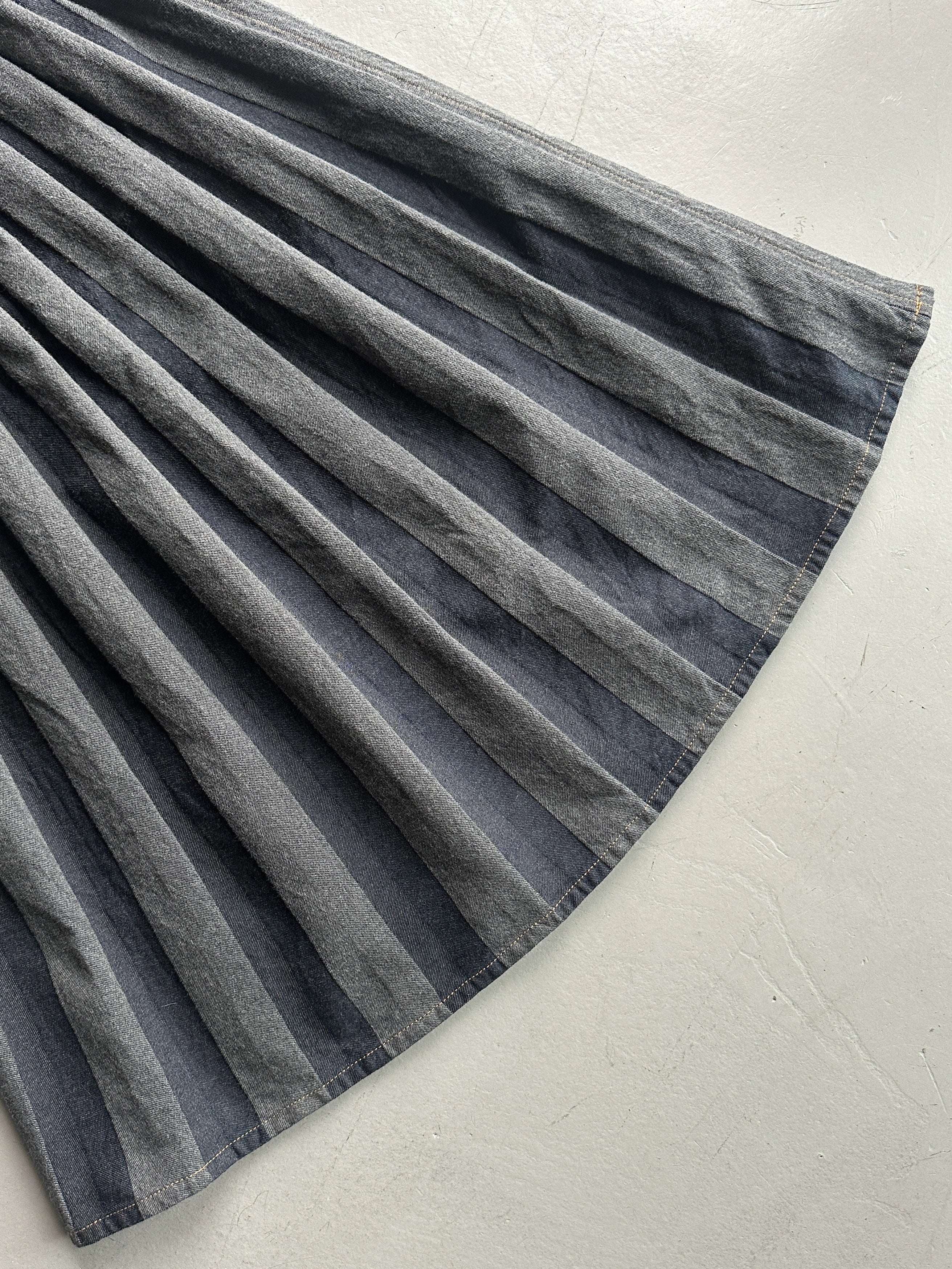 ISSEY MIYAKE PLANTATION - 1990s CRISP PLEATS DUAL COLOUR DENIM SKIRT