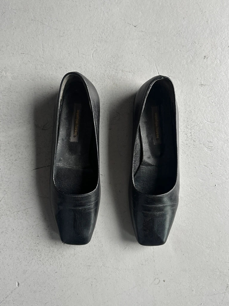 ISSEY MIYAKE - 1980s SCULPTURAL SQUARE TOE LOAFERS