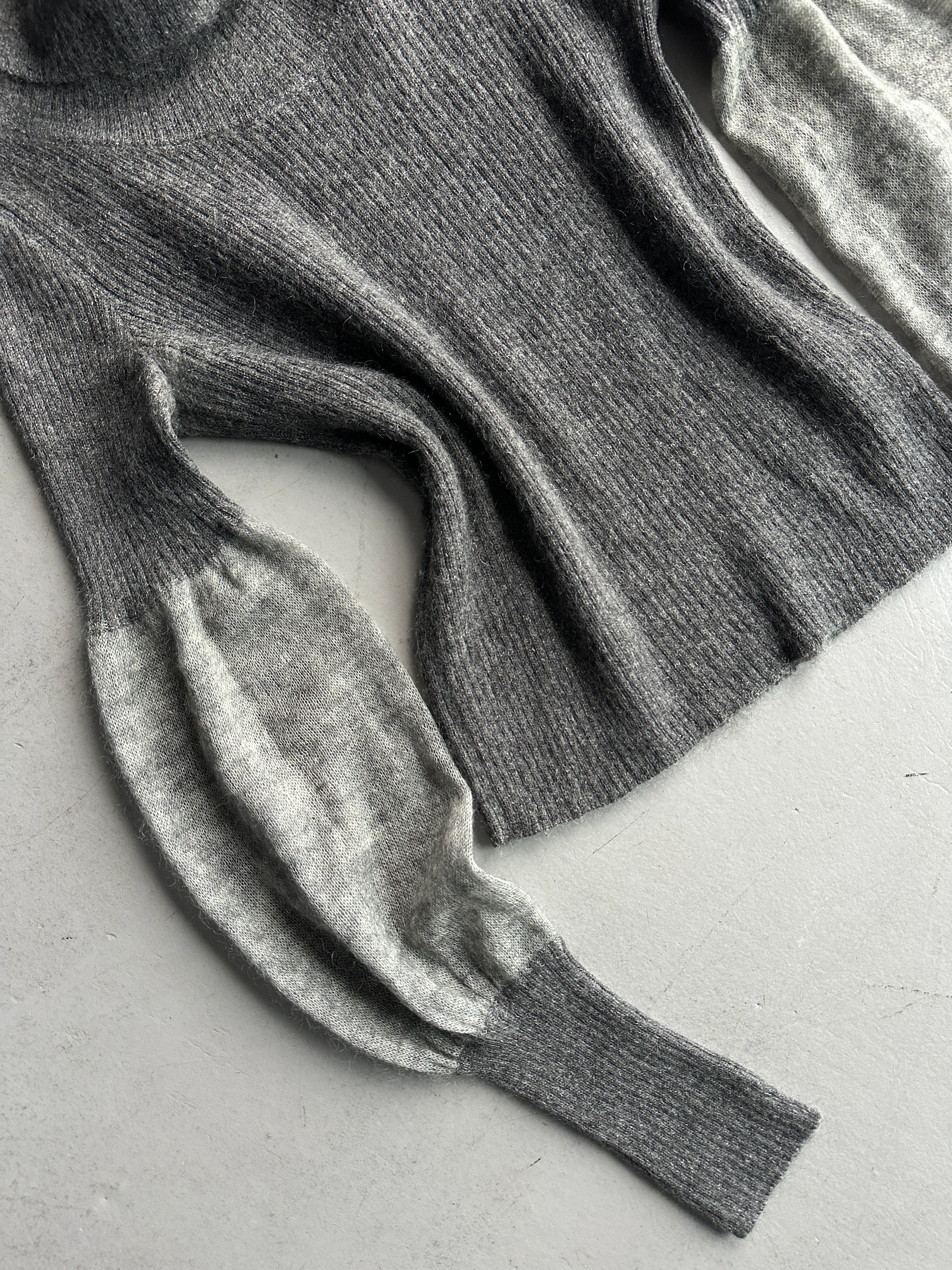 ITALIAN LABEL - early 2000s ELONGATED SLEEVE TURTLE NECK KNIT TOP