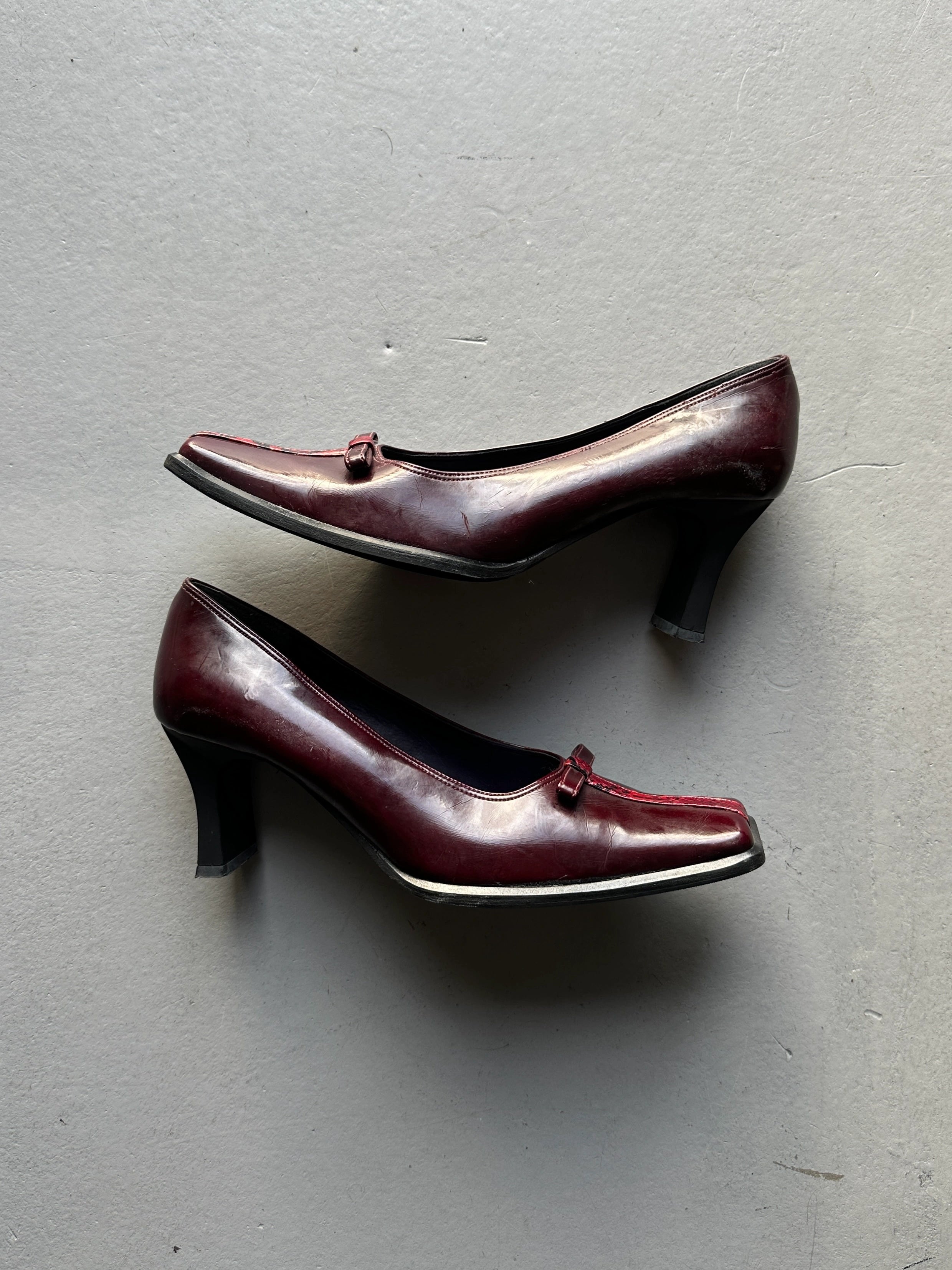 ITALIAN LABEL 1990s SQUARE TOE LEATHER PUMPS
