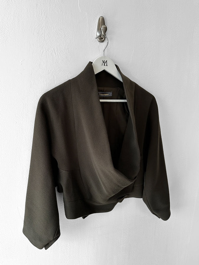 ISSEY MIYAKE - F/W 1989 CROP FIT SCULPTURAL JACKET WITH DRAPED COLLAR