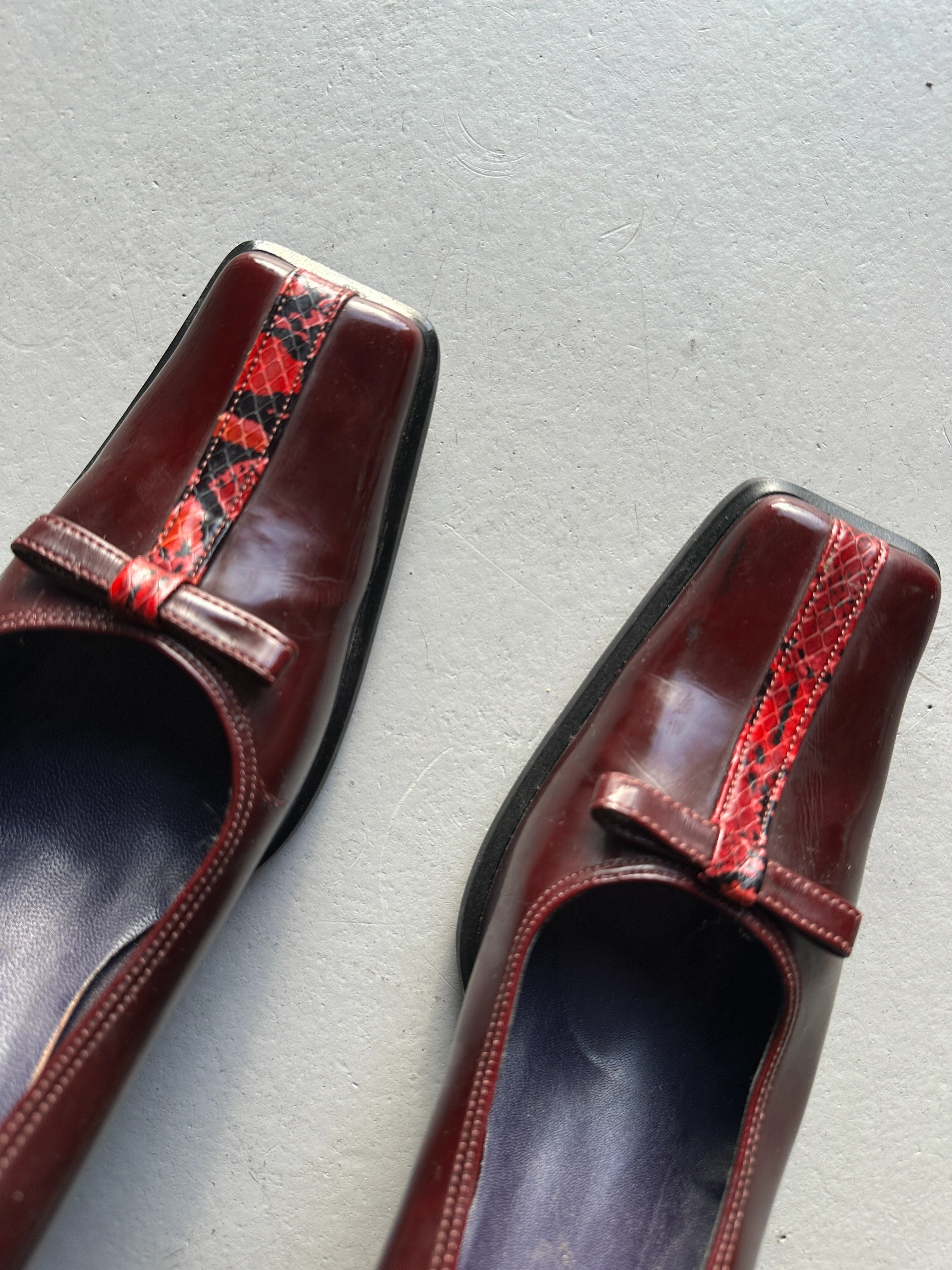 ITALIAN LABEL 1990s SQUARE TOE LEATHER PUMPS