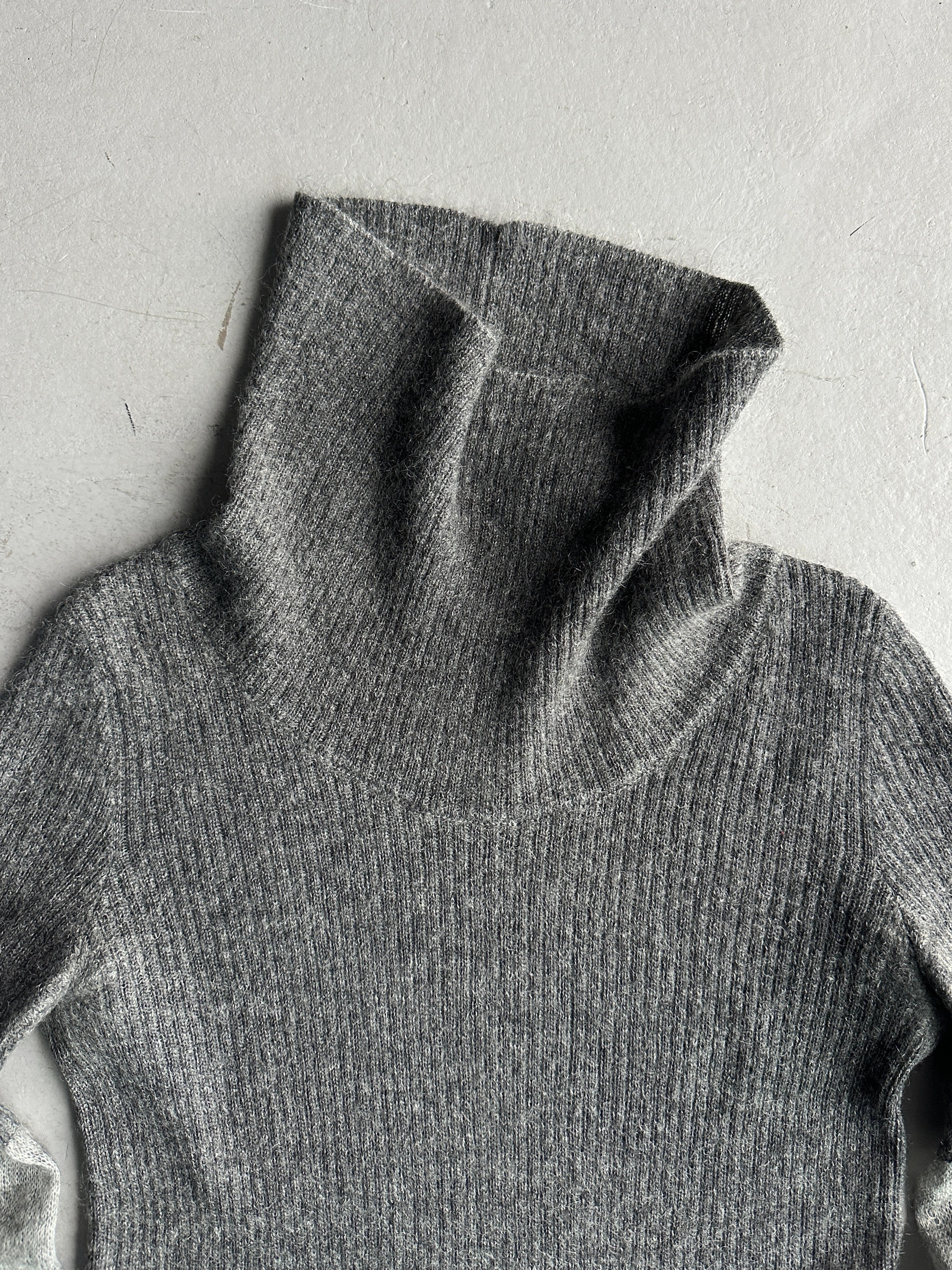 ITALIAN LABEL - early 2000s ELONGATED SLEEVE TURTLE NECK KNIT TOP