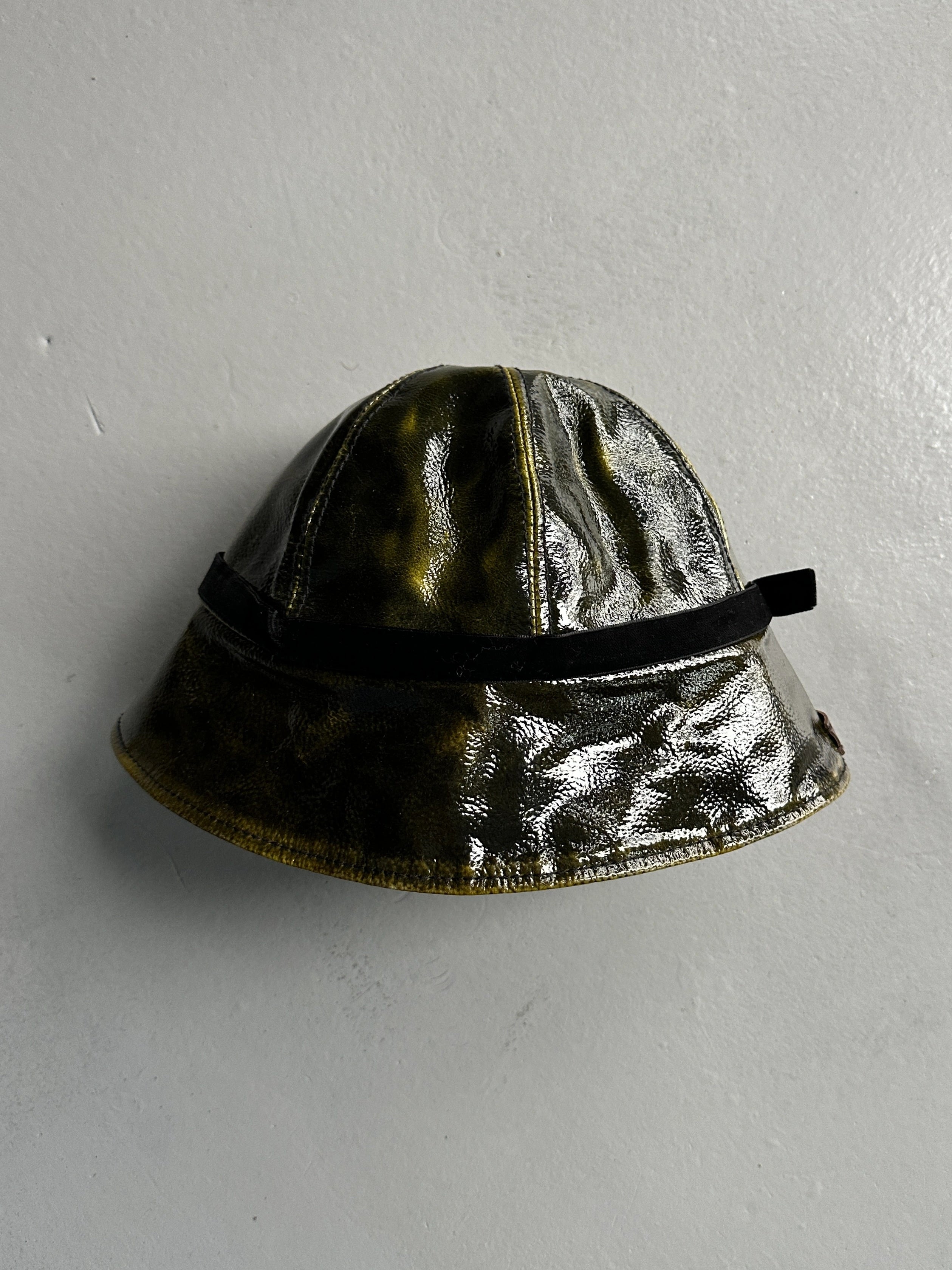 GIANFRANCO FERRÉ - 2000s GLOSSY FINISH CLOCHE HAT