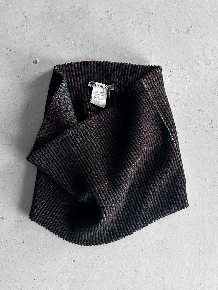 ISSEY MIYAKE - F/W 2017 SCULPTURAL RIBBED COLLAR