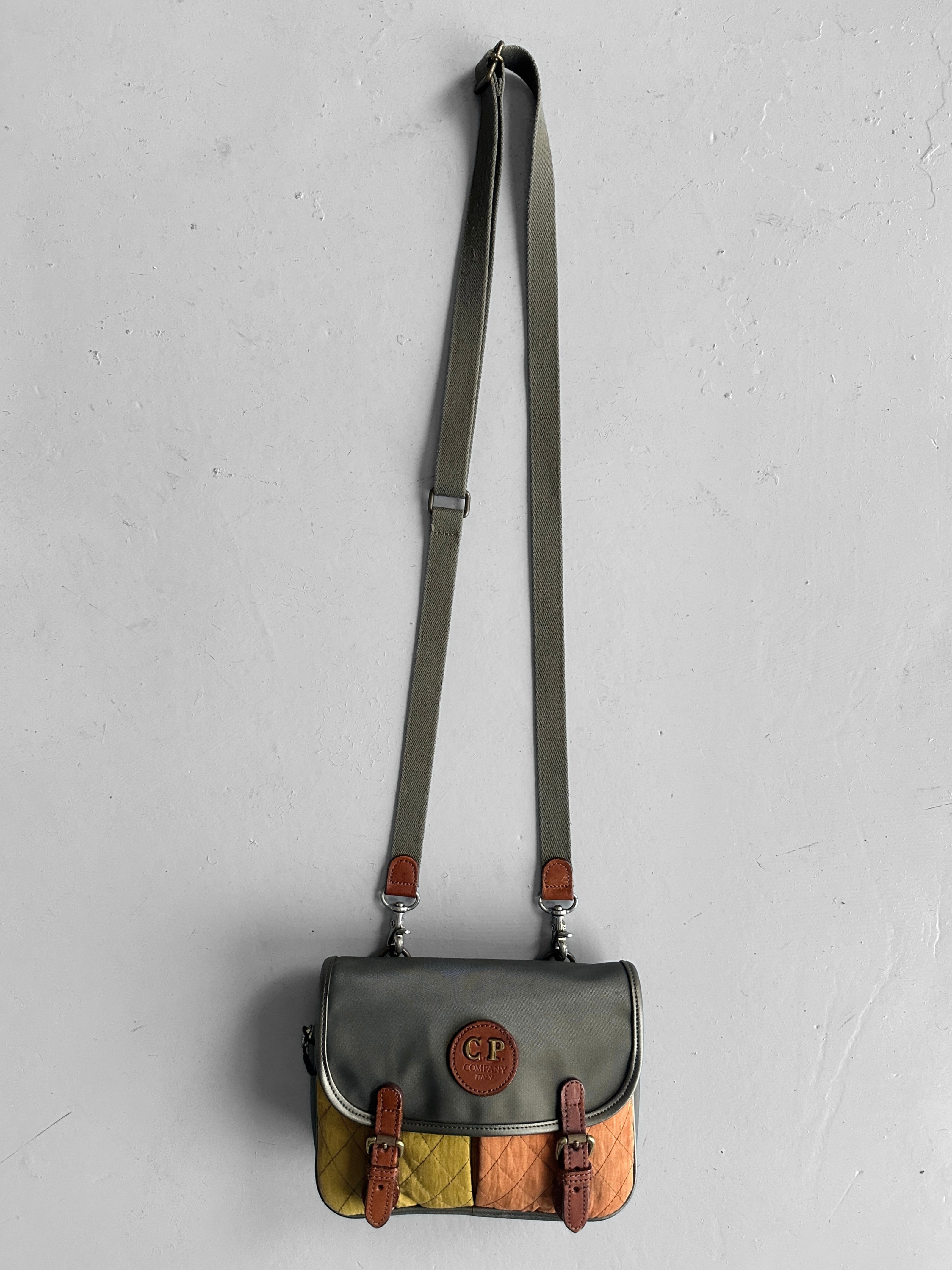 C.P. COMPANY - 1980s MESSENGER BAG WITH CONTRASTING QUILTED FRONT POCKETS
