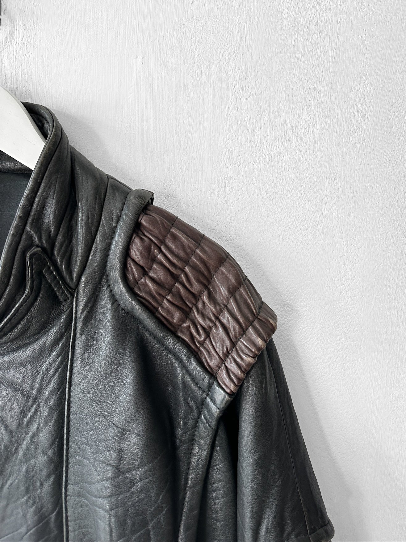 ITALIAN LABEL 1980s HEAVY LEATHER BOMBER JACKET