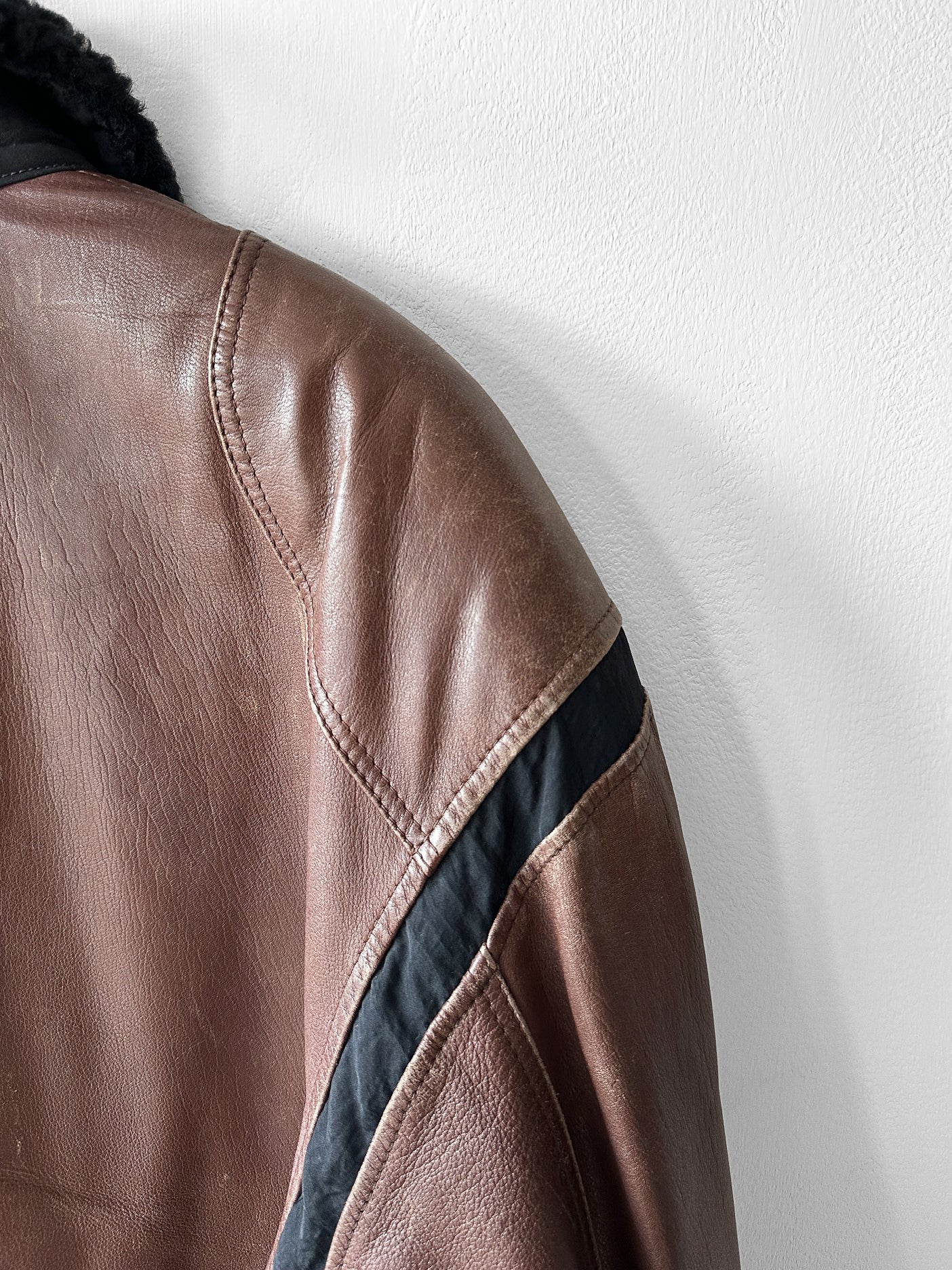 ICEBERG - 1980s LEATHER BOMBER JACKET WITH SHEARLING COLLAR