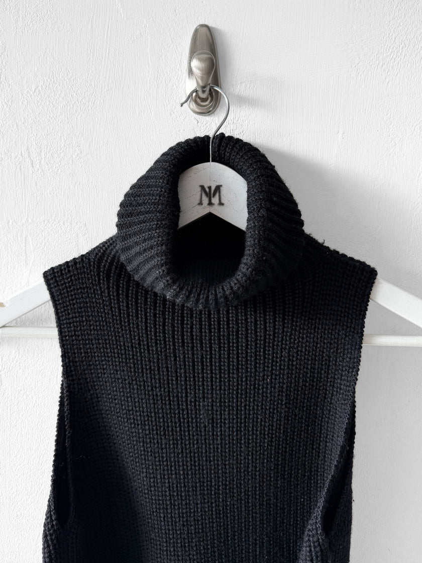 GUCCI by TOM FORD - F/W 2003 CHUNKY KNIT VEST TOP WITH LEATHER TRIMMED SIDE SLITS AND HOOK DETAILS