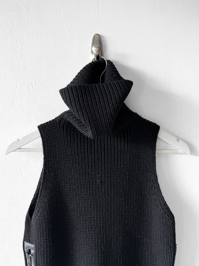 GUCCI by TOM FORD - F/W 2003 CHUNKY KNIT VEST TOP WITH LEATHER TRIMMED SIDE SLITS AND HOOK DETAILS
