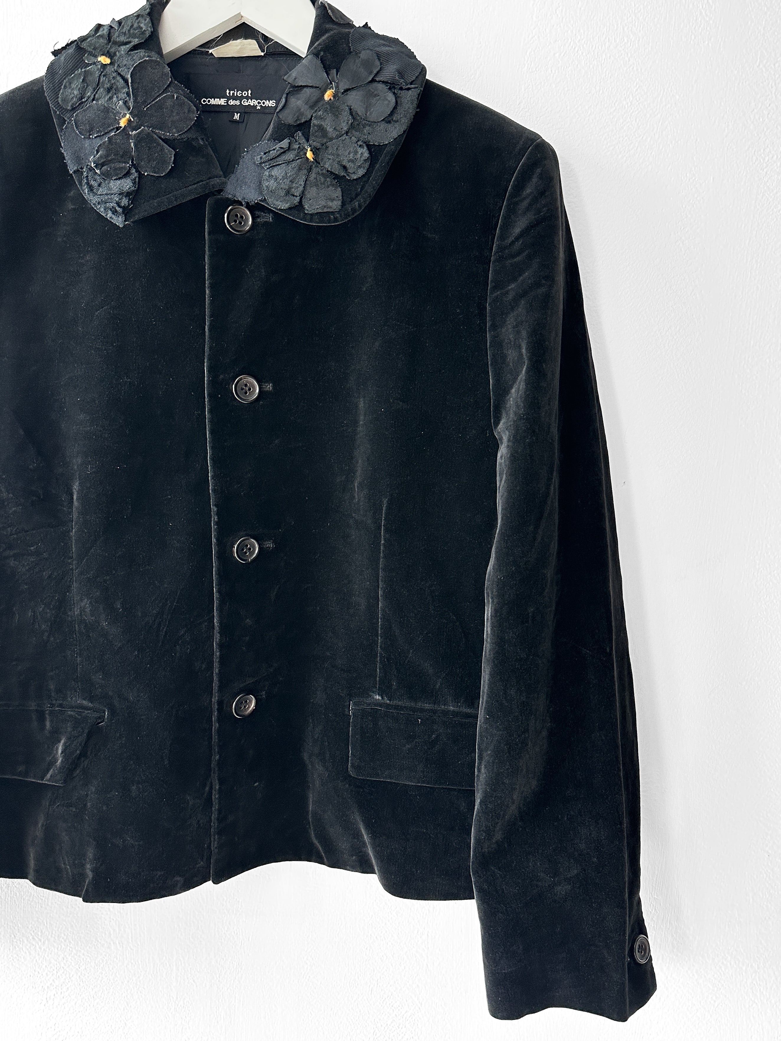COMME DES GARÇONS - 1990s VELVET BLAZER WITH FLORAL APPLIQUÉ COLLAR