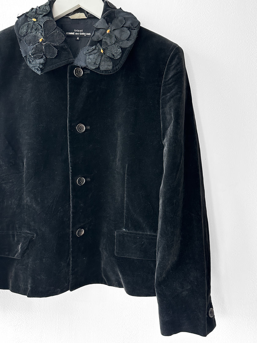 COMME DES GARÇONS - 1990s VELVET BLAZER WITH FLORAL APPLIQUÉ COLLAR