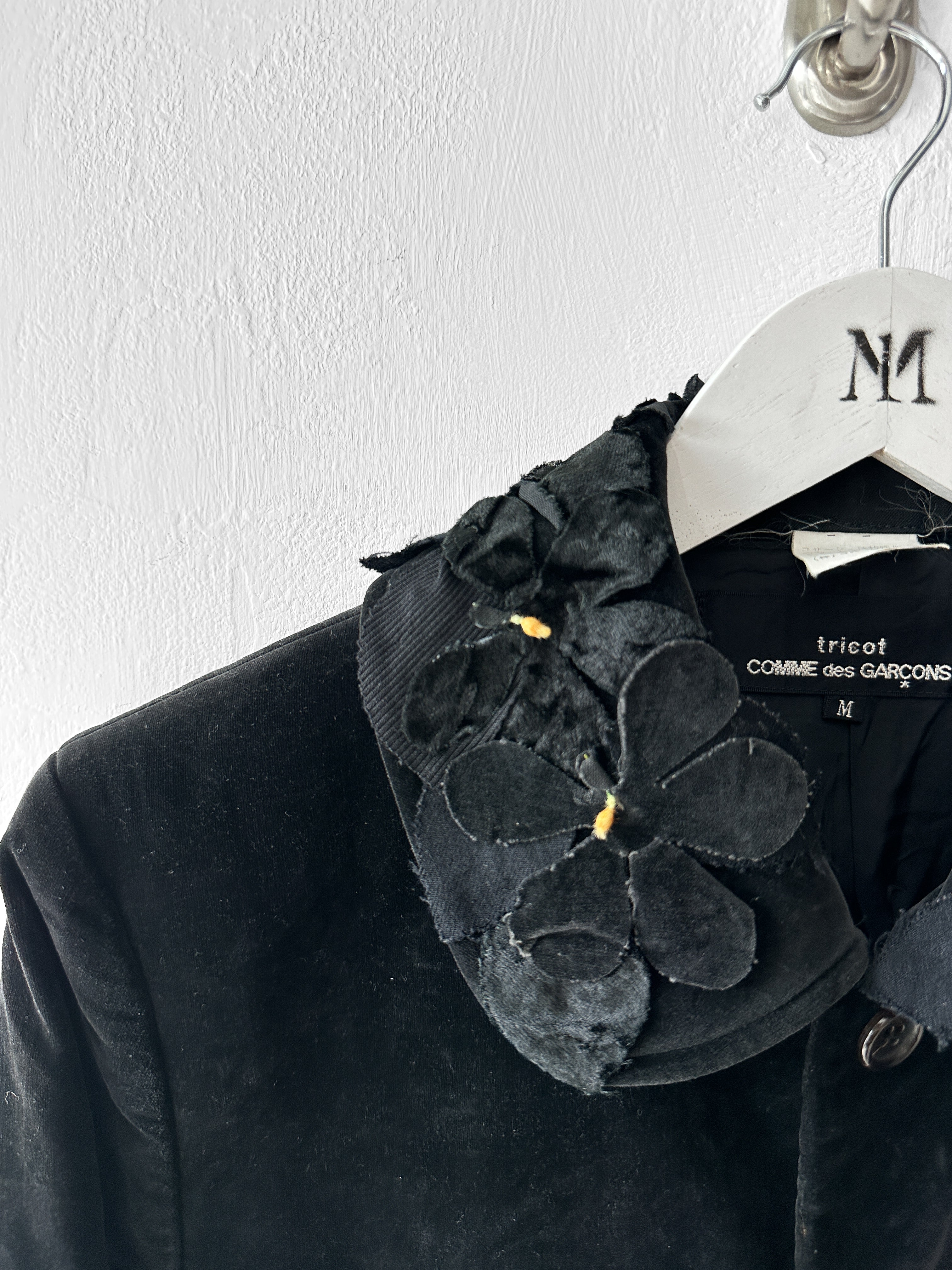 COMME DES GARÇONS - 1990s VELVET BLAZER WITH FLORAL APPLIQUÉ COLLAR