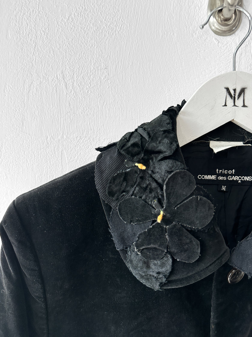 COMME DES GARÇONS - 1990s VELVET BLAZER WITH FLORAL APPLIQUÉ COLLAR