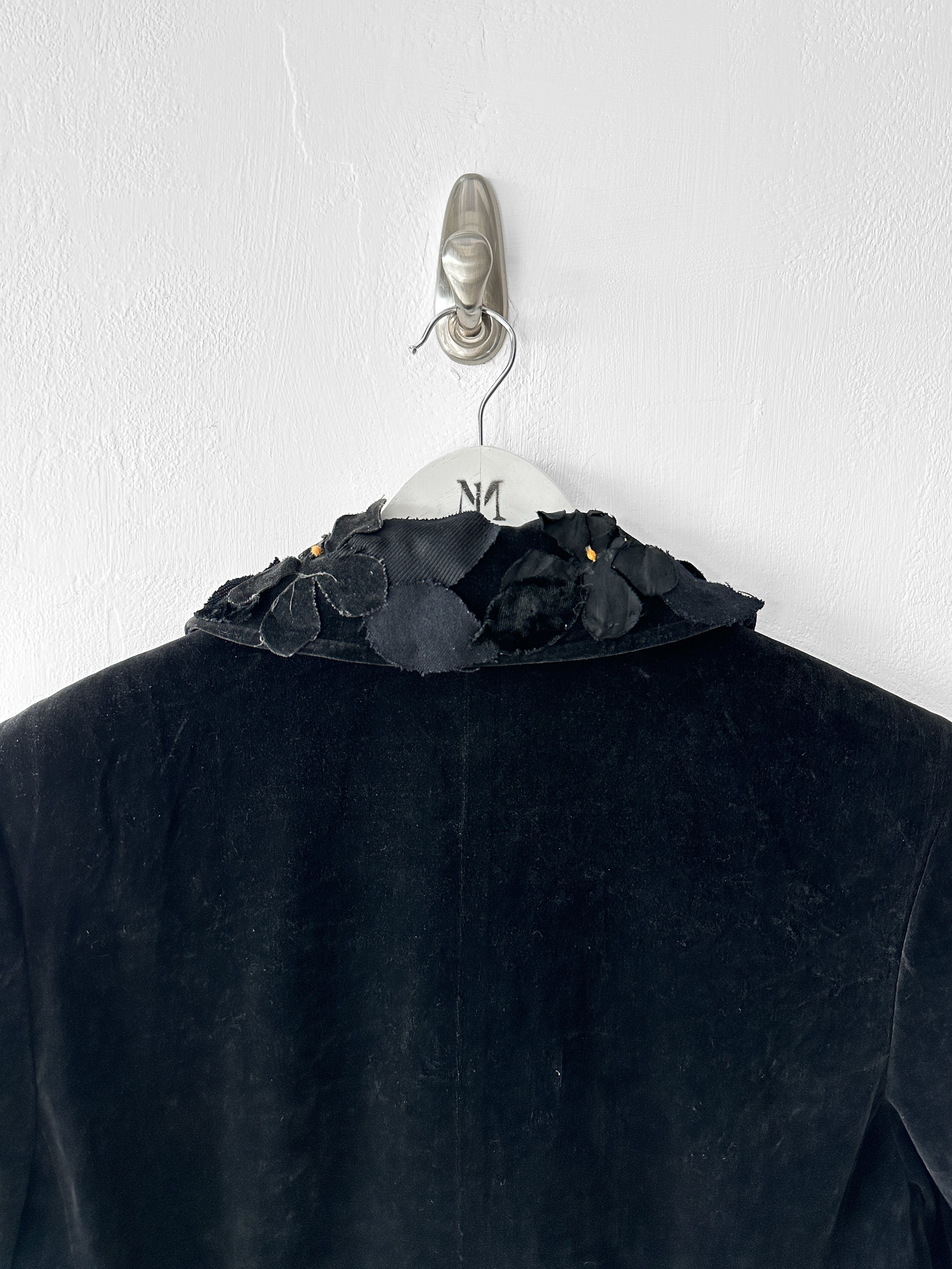 COMME DES GARÇONS - 1990s VELVET BLAZER WITH FLORAL APPLIQUÉ COLLAR