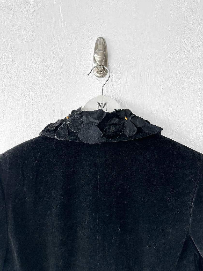 COMME DES GARÇONS - 1990s VELVET BLAZER WITH FLORAL APPLIQUÉ COLLAR