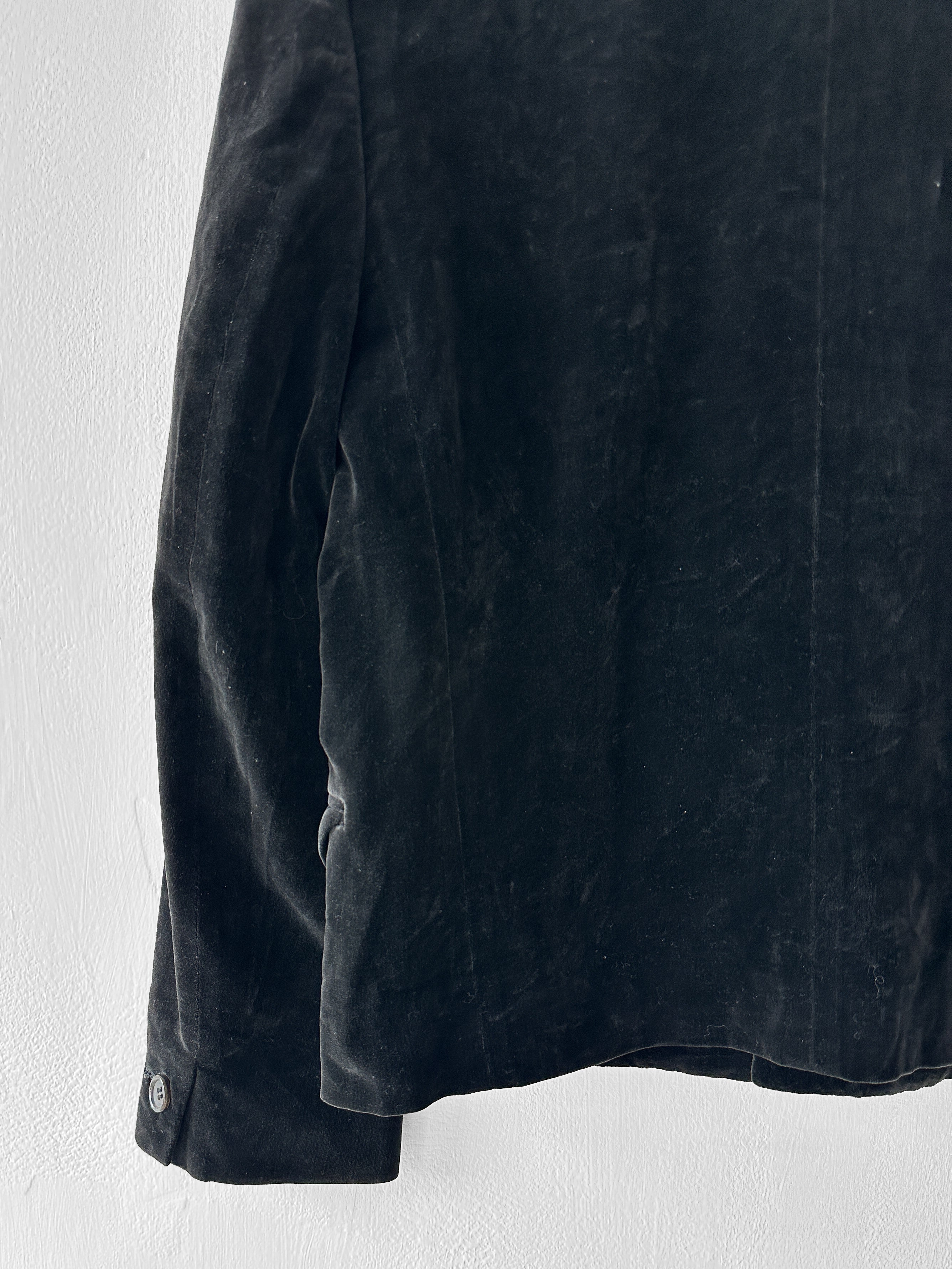 COMME DES GARÇONS - 1990s VELVET BLAZER WITH FLORAL APPLIQUÉ COLLAR