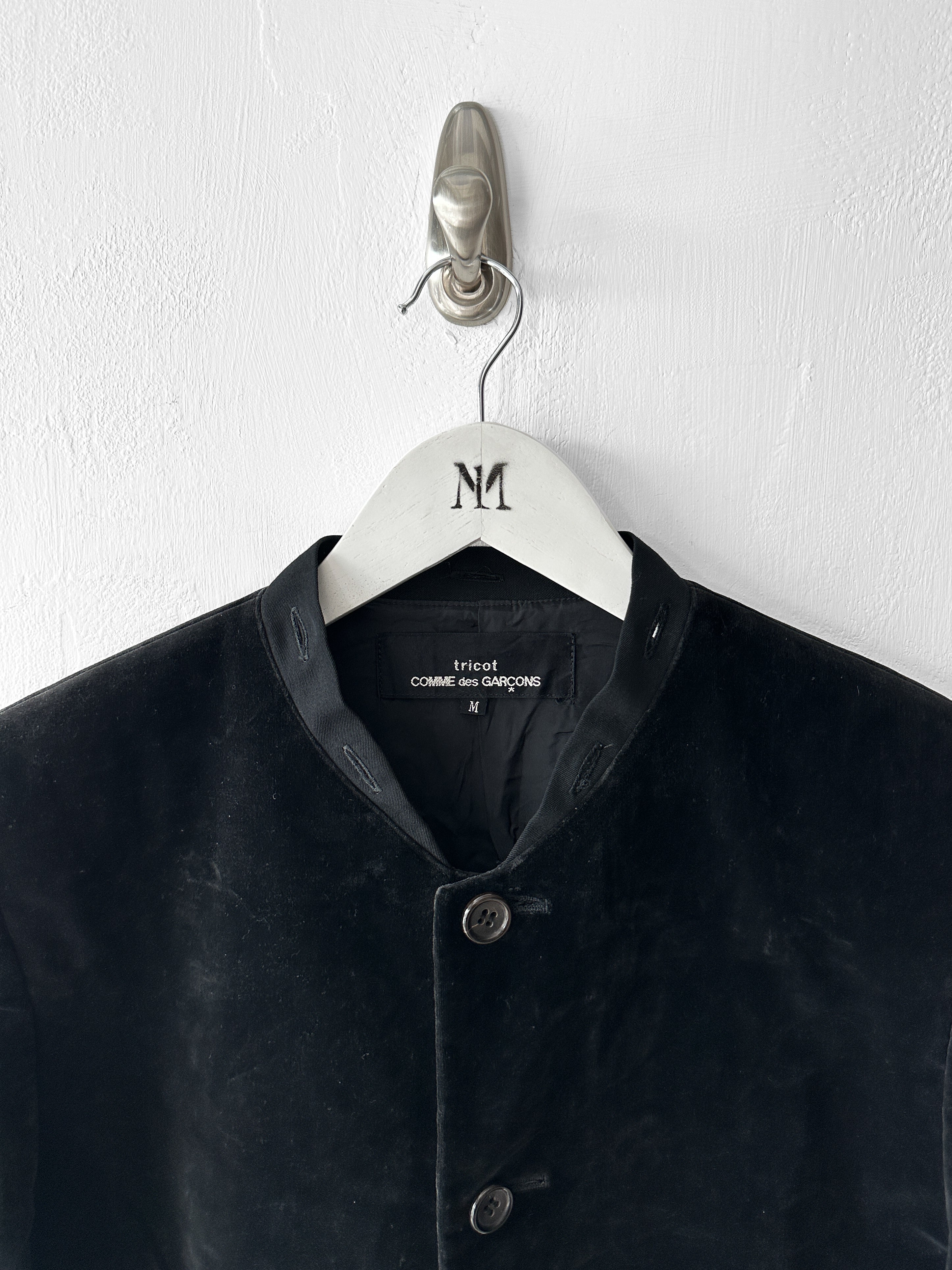 COMME DES GARÇONS - 1990s VELVET BLAZER WITH FLORAL APPLIQUÉ COLLAR
